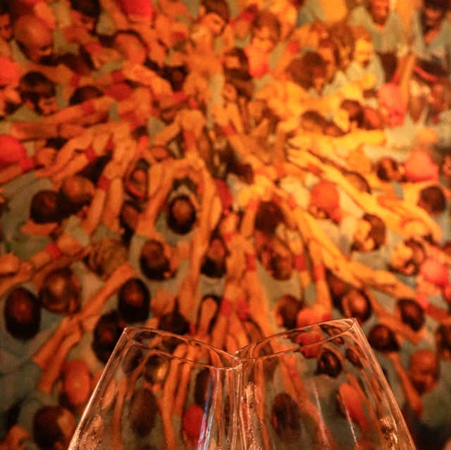 Brindis amb copes d'escumós davant del quadre de gambes