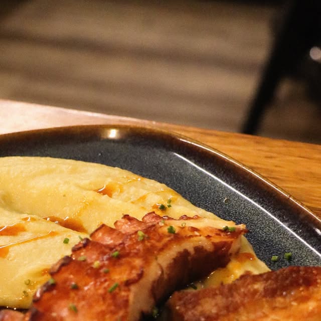 Pop a la brasa amb coca, en plat blau